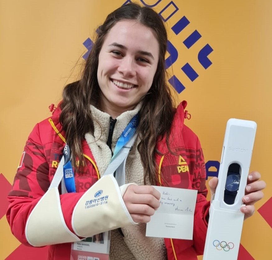 Mandel Kata a NOB-elnöktől kapott karórával •  Fotó: Román Olimpiai-bizottság (COSR)