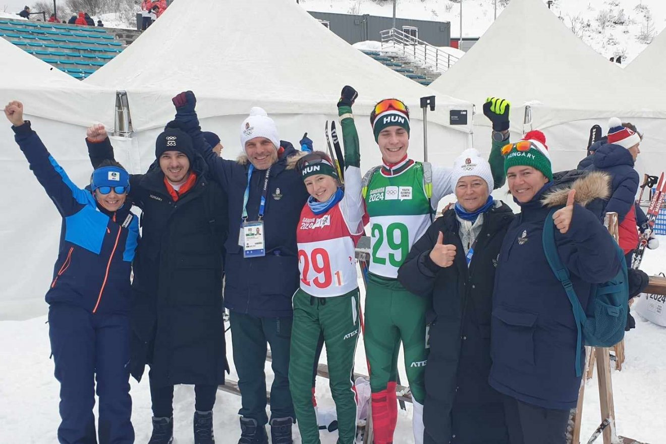 Szőcs Emőke (balról) Kangvonban, magyar sportolókkal és edzőkkel •  Fotó: Szőcs Emőke