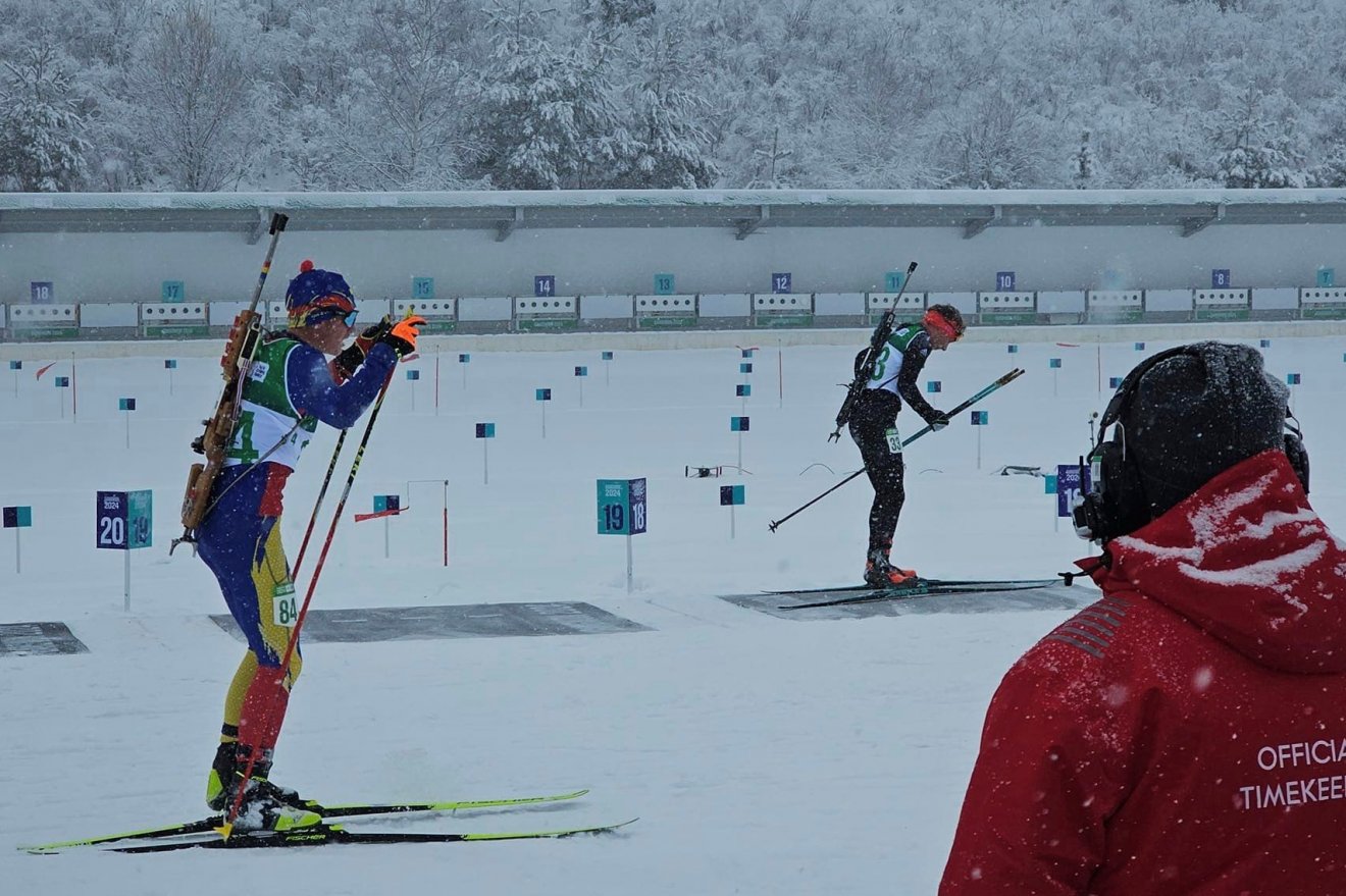 Udvari Hunor (84-es rajtszámmal) a lőtérre érkezik •  Fotó: Román Olimpiai-bizottság (COSR)