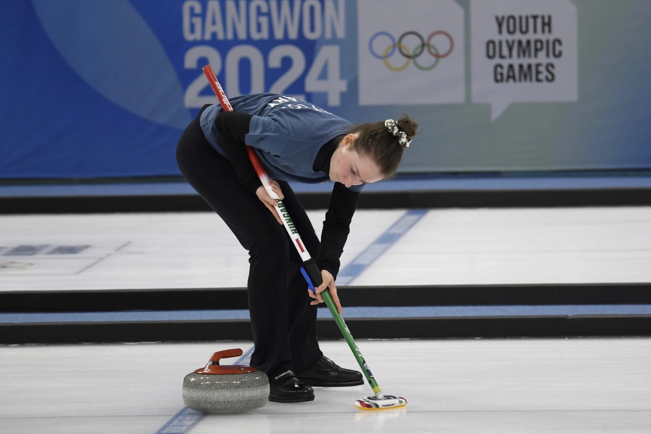 Nagy Lola a Kanada elleni curling mérkőzésen •  Fotó: Magyar Olimpiai Bizottság (MOB)