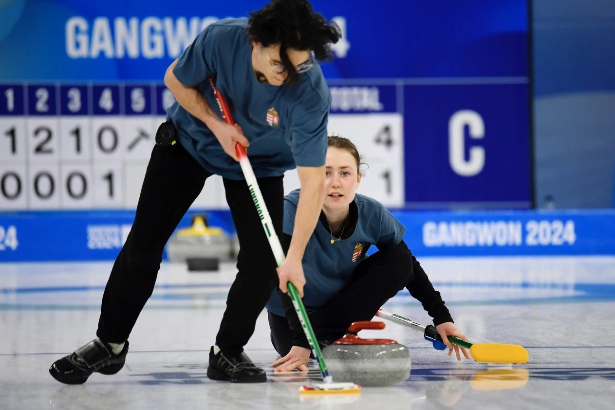 A magyar curling vegyes páros •  Fotó: MOB-Média/Szalmás Péter