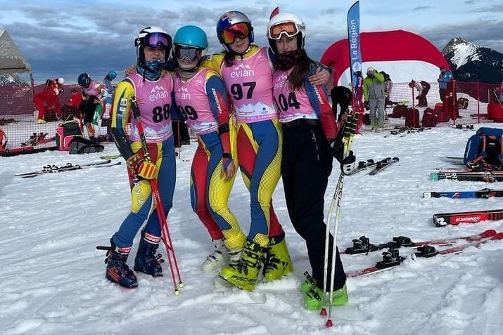 A romániai lánycsapat a franciaországi alpesi-sívébén. Balról jobbra: Ioana Corlățeanu, Balog-Lőrinc Bernadett, Bíró Maja és Balog Kriszta •  Fotó: Csíkszeredai ISK