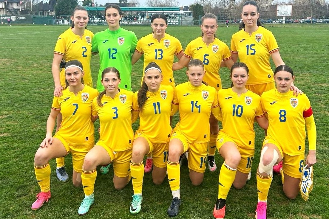 Románia U19-es korosztályú labdarúgó válogatottja. A felső sorban balról a második Tankó Réka kapus (12-es mezzel), az első sorban, középen (14-essel) Horváth Anita •  Fotó: Román Labdarúgó-szövetség (FRF)