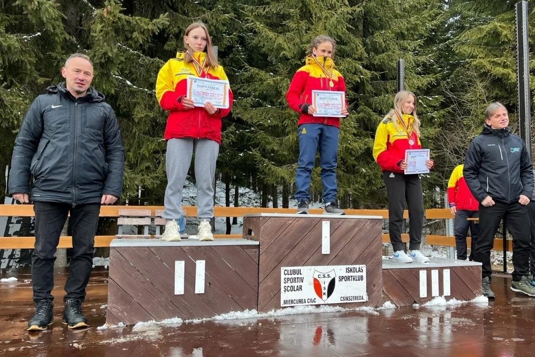 Három csíki lány a dobogón. Balról jobbra: Moldován Ervin, a Csíkszeredai ISK igazgatója, Silló Krisztina, Kelemen Szidónia és Becze Eszter •  Fotó: Román Sí- és Biatlon-szövetség (FRSB)