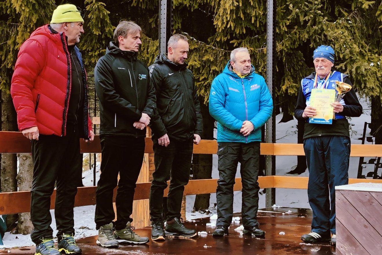 Borbáth István Ágostont díjazta a szakszövetség a kitartó munkájáért, a veterán világbajnokságon elért ezüstérméért. Mellette Puiu Gașpar, a Román Sí- és Biatlon-szövetség (FRSB) főtitkára •  Fotó: Gecse Izabella