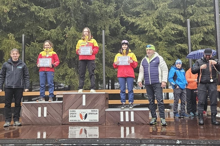 Székely dobogósok. Balról jobbra: Kelemen Szidónia, Silló Krisztina és Páll Boglárka. Mellette  Márton Simon, a szövetség alelnöke •  Fotó: Román Sí- és Biatlon-szövetség (FRSB)
