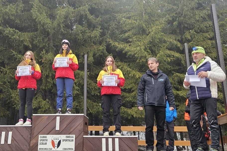Székely dobogósok. Balról jobbra: Becze Eszter, Páll Boglárka, Silló Krisztina. Jobbról az első Márton Simon, a szövetség alelnöke •  Fotó: Román Sí- és Biatlon-szövetség (FRSB)