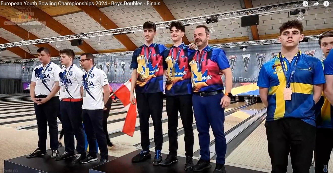 Középen az Európa-bajnok páros: balról jobbra Mihai Alin Dragnia, Balázs-Bécsi Máté és Marius Piticariu edző •  Fotó: Román Bowling-szövetség
