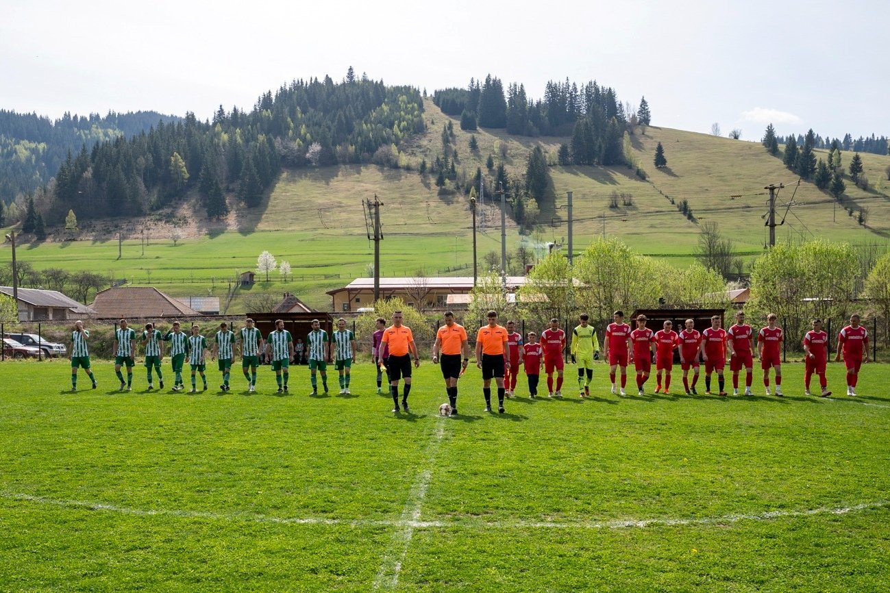 Gyimesközéplokon gyönyörű napsütéses időben futballoztak •  Fotó: Loki SE
