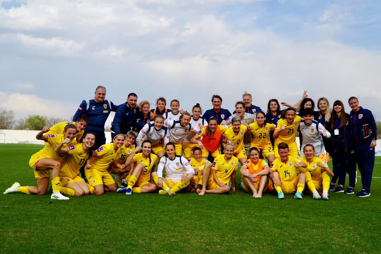 A romániai női labdarúgó-válogatott az Örményország elleni mérkőzés után •  Fotó: Román Labdarúgó-szövetség (FRF)