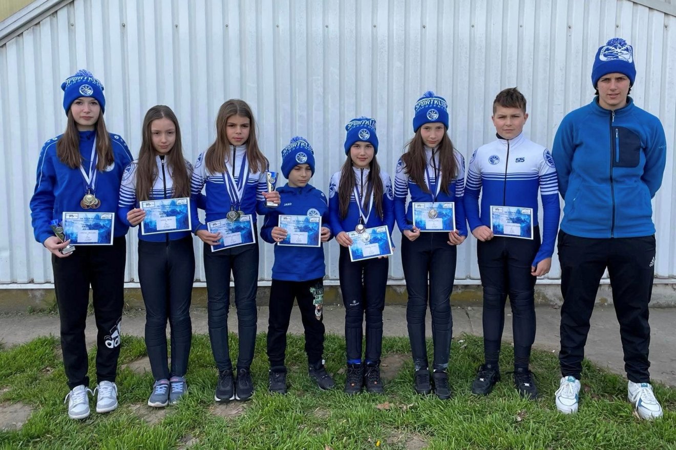 A Csíkszeredai Sportklub versenyzői, jobbról Szőcs Renáta edzőnő •  Fotó: Csíkszeredai Sportklub