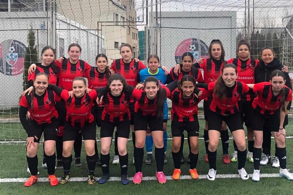 Az FK Csíkszereda U15-ös korosztályú női labdarúgó csapata. Az álló sorban jobbról az első Portik Helga edző •  Fotó: FK Csíkszereda