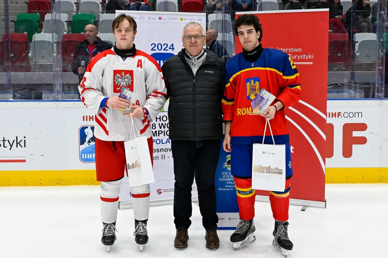 A mérkőzés legjobbjainak (MVP) a lengyel Kakub Onakot (balról) és a román Matei Bolocant (jobbról) választották •  Fotó: Polski Hokej