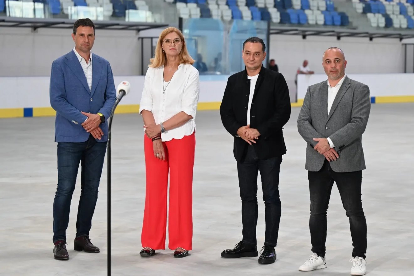 Sajtótájékoztató a Berceni jégcsarnokban. Balról jobbra Tánczos Barna szenátor, Elisabeta Lipă, az Országos Sportügynökség (ANS) elnöke, Daniel Baluță, Bukarest 4. kerületének polgármestere és Nagy Attila, a Román Jégkorong-szövetség elnöke •  Fotó: Román Jégkorongt-szövetség (FRHG)