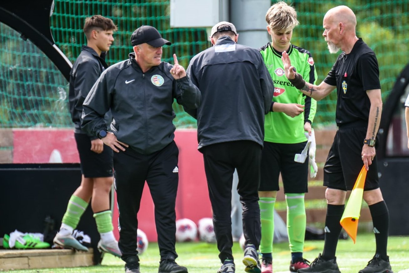 Albu Lászlónak az egyik mérkőzés végén volt egy-két szava a norvég játékvezetőhöz. Mérkőzés után jó barátok lettek •  Fotó: Nicholas Noreng/Sportskollektivet