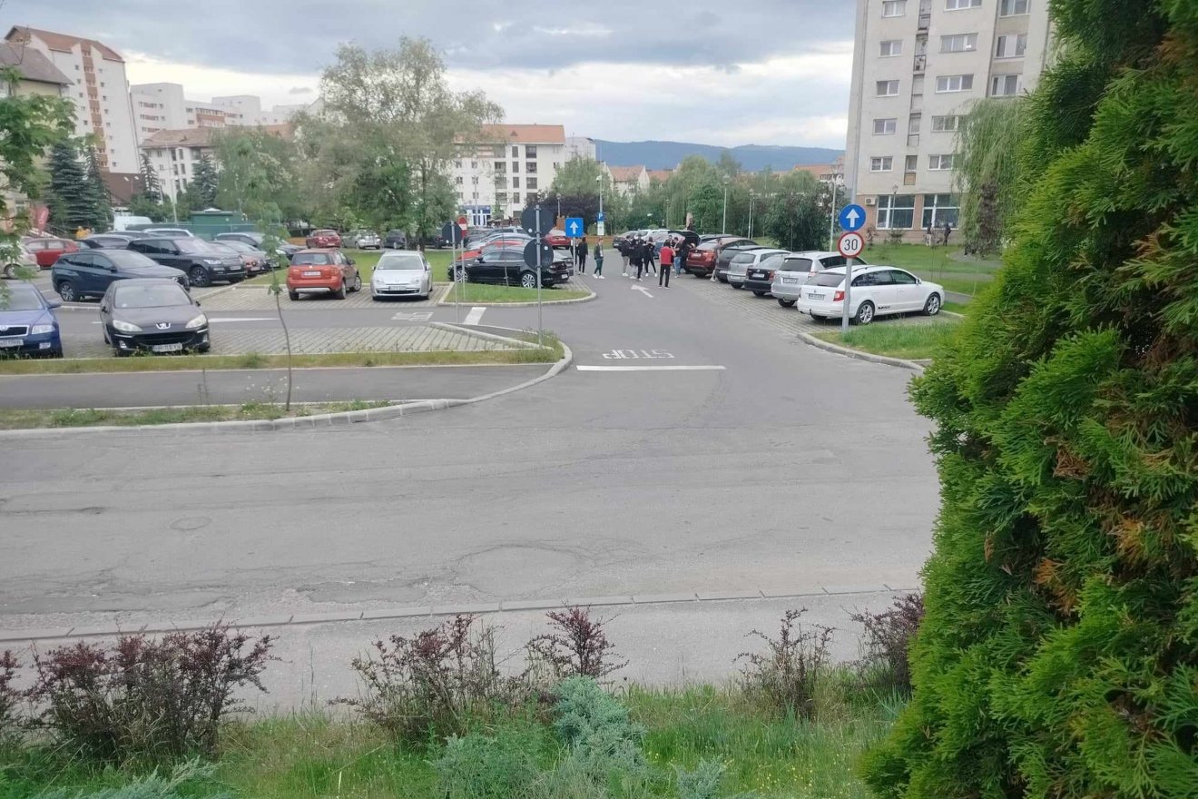 A Gál Sándor szobor melletti parkoló megtelt dinamós drukkerek személyautóival •  Fotó: Dobos László