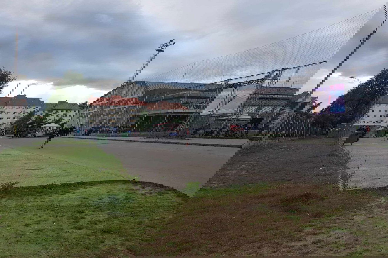 A dinamós szurkolók számára elkülönített rész a stadion mellett •  Fotó: Pinti Attila
