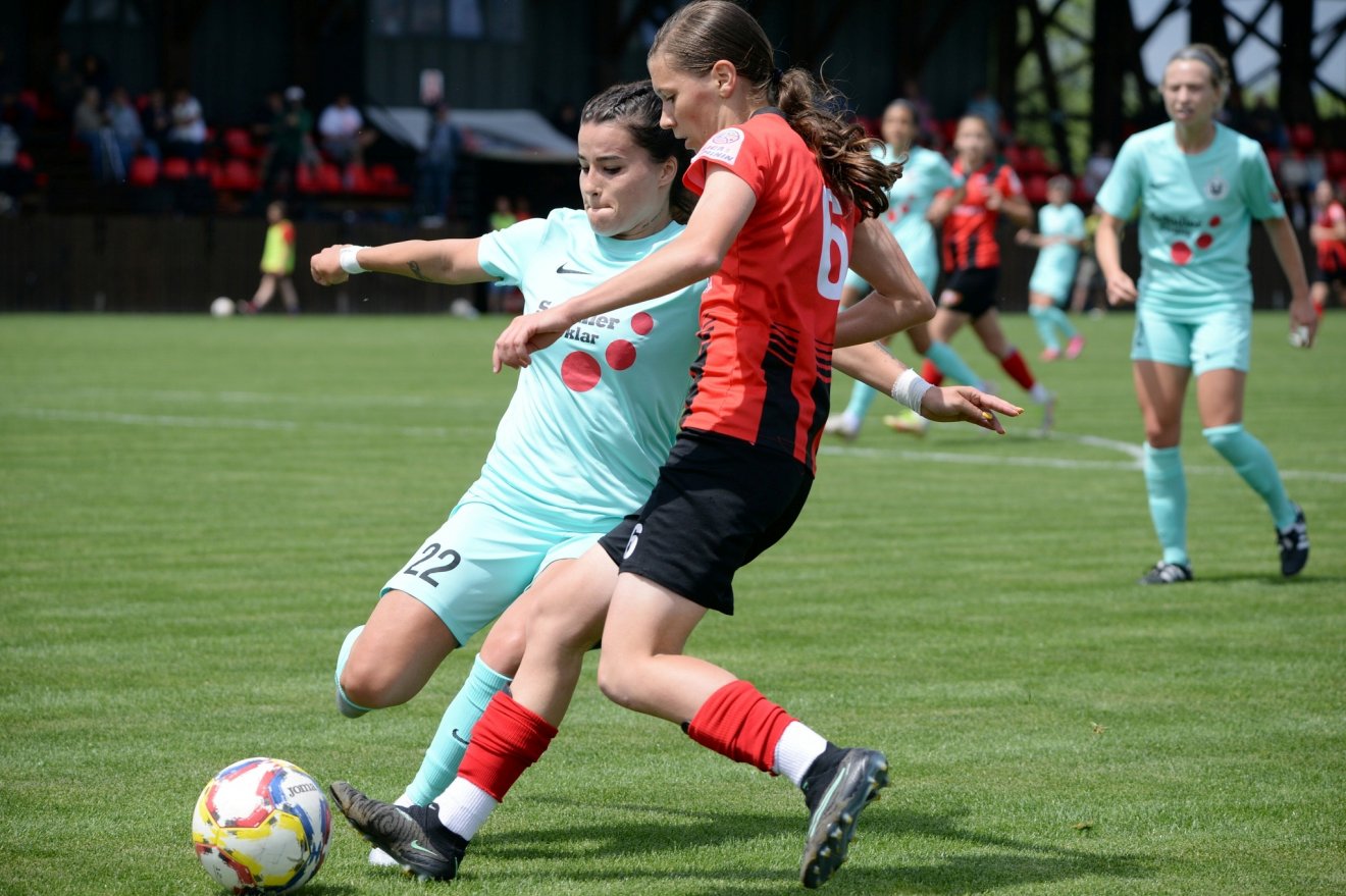 Szőke Eszter (középen, piros-feketében) alig 16 évesen alapjátékosa az FK Csíkszeredának •  Fotó: FK Csíkszereda
