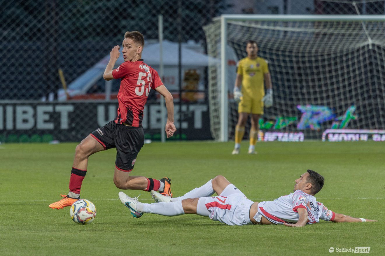 Az idei újonc FK Csíkszereda az élvonalban is megmérkőzik a korábban kiesett, majd visszajutott Dinamóval •  Fotó: Pinti Attila