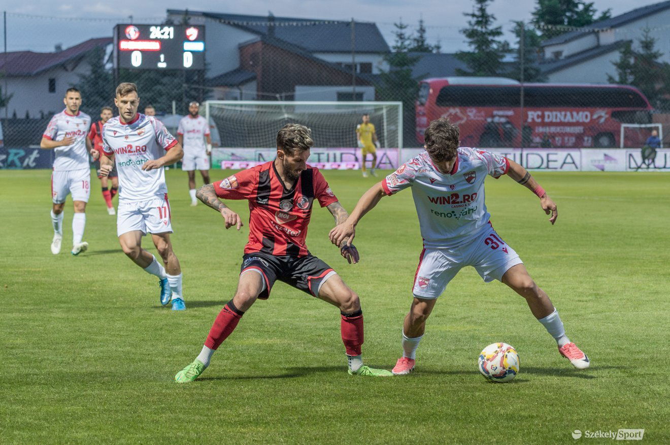 Babati Bejámin (középen) előtt adódtak mindkét meccsen nagy gólhelyzetek •  Fotó: Pinti Attila