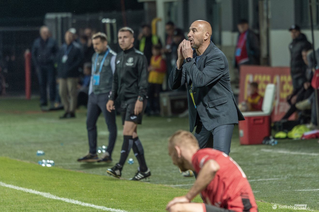 Az FK Csíkszereda vezetőedzője, Ilyés Róbert. A csíki férfi labdarúgás történetének legjobb eredményét érte el a 2023-2024-es szezonban •  Fotó: Pinti Attila