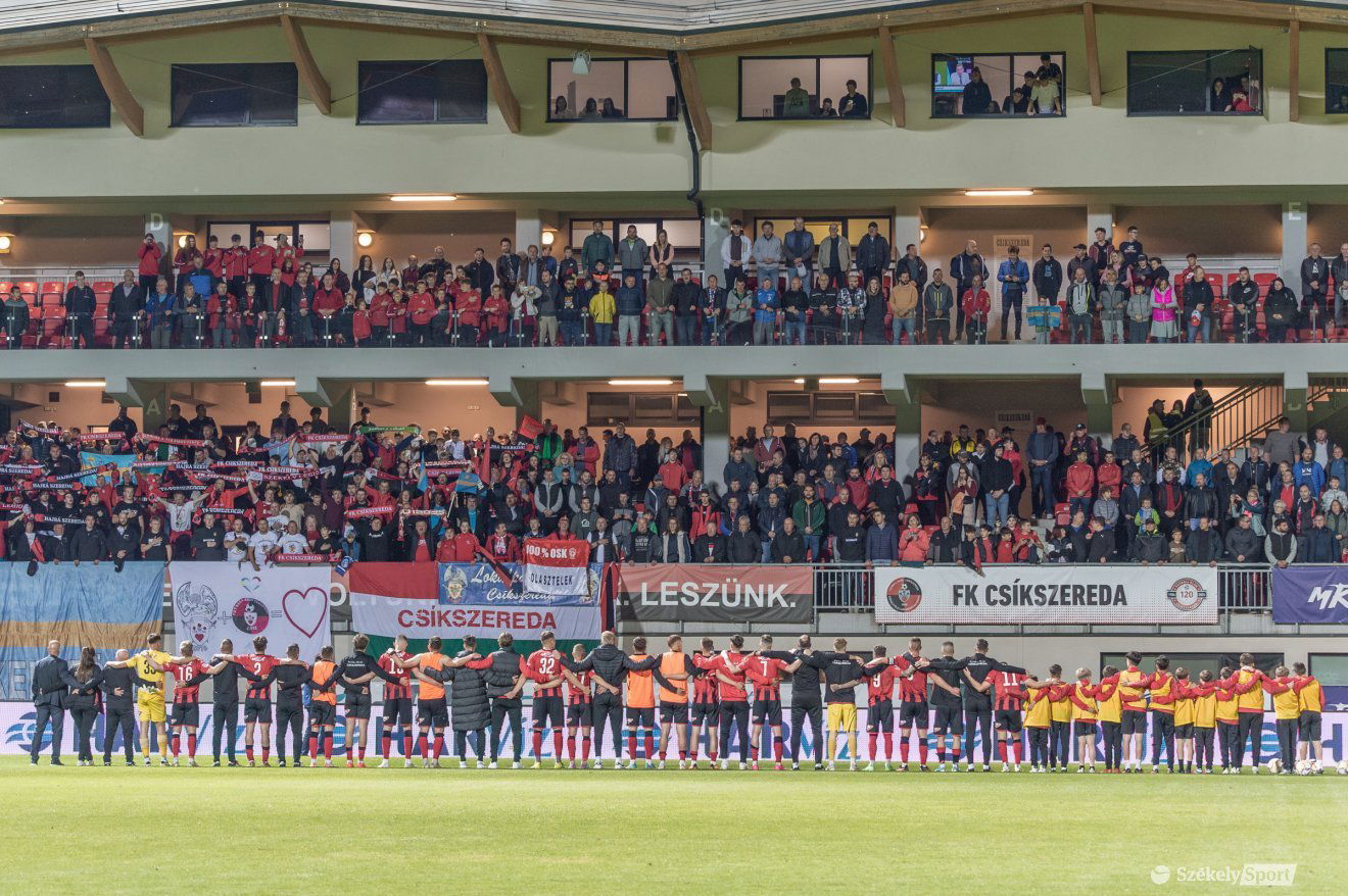 Csíkszeredában kötelező program a hoki- és a focicsapat meccseire kilátogatni •  Fotó: Pinti Attila