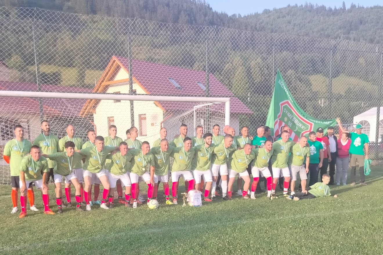 Csapatkép a bajnokcsapattal •  Fotó: Dobos László