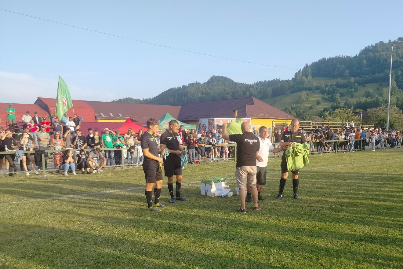 A játékvezetők is besegítettek a díjazásba •  Fotó: Dobos László
