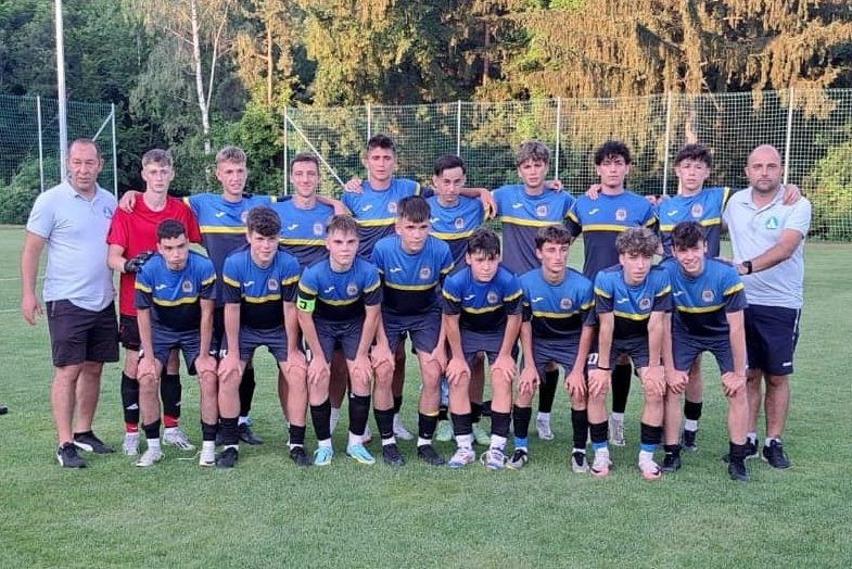 A U17-es Hargita megyei férfi válogatott és edzőik •  Fotó: Hargita Megyei Labdarúgó-egyesület
