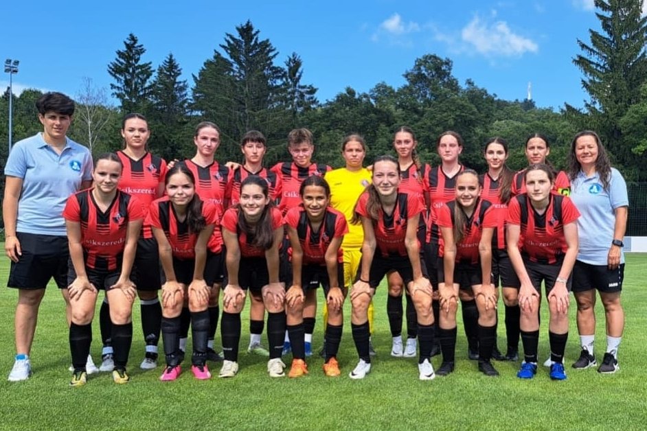 A U17-es Hargita megyei női válogatott és edzőik •  Fotó: Hargita Megyei Labdarúgó-egyesület