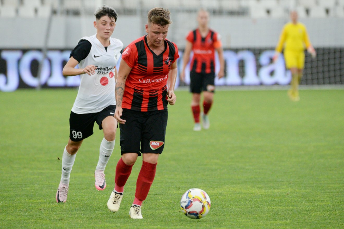 Hercze Andrea (elől, a labdával) •  Fotó: Pál Zoltán/ FK Csíkszereda