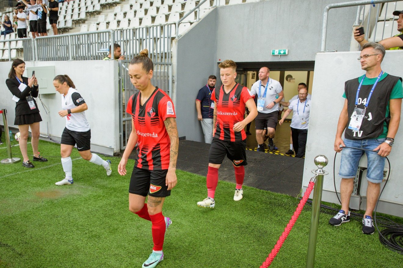 Balázs Csilla (középen), útban a pálya fele, a kupadöntő előtt •  Fotó: FK Csíkszereda
