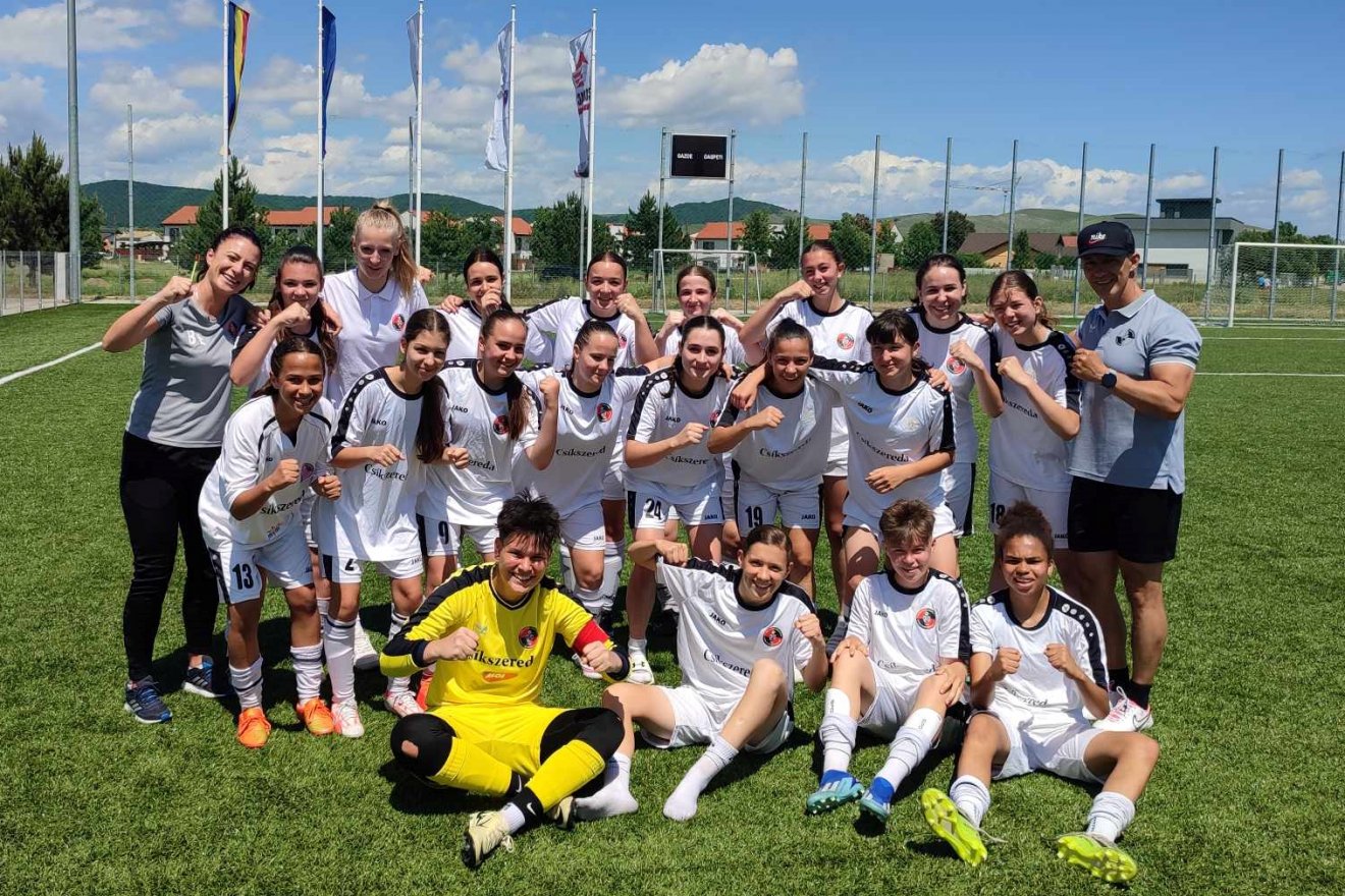 Az FK Csíkszereda U17-es lánycsapata a győztes elődöntő után •  Fotó: FK Csíkszereda