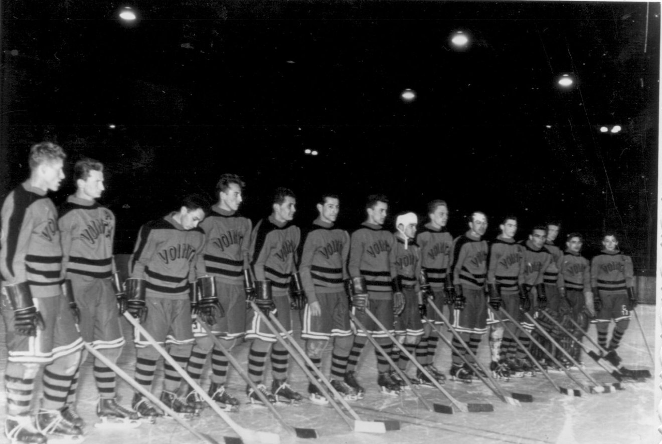 A Csíkszeredai Akarat 1960-as bajnokcsapata. Varga balról az első •  Fotó: Dobos László archívúma