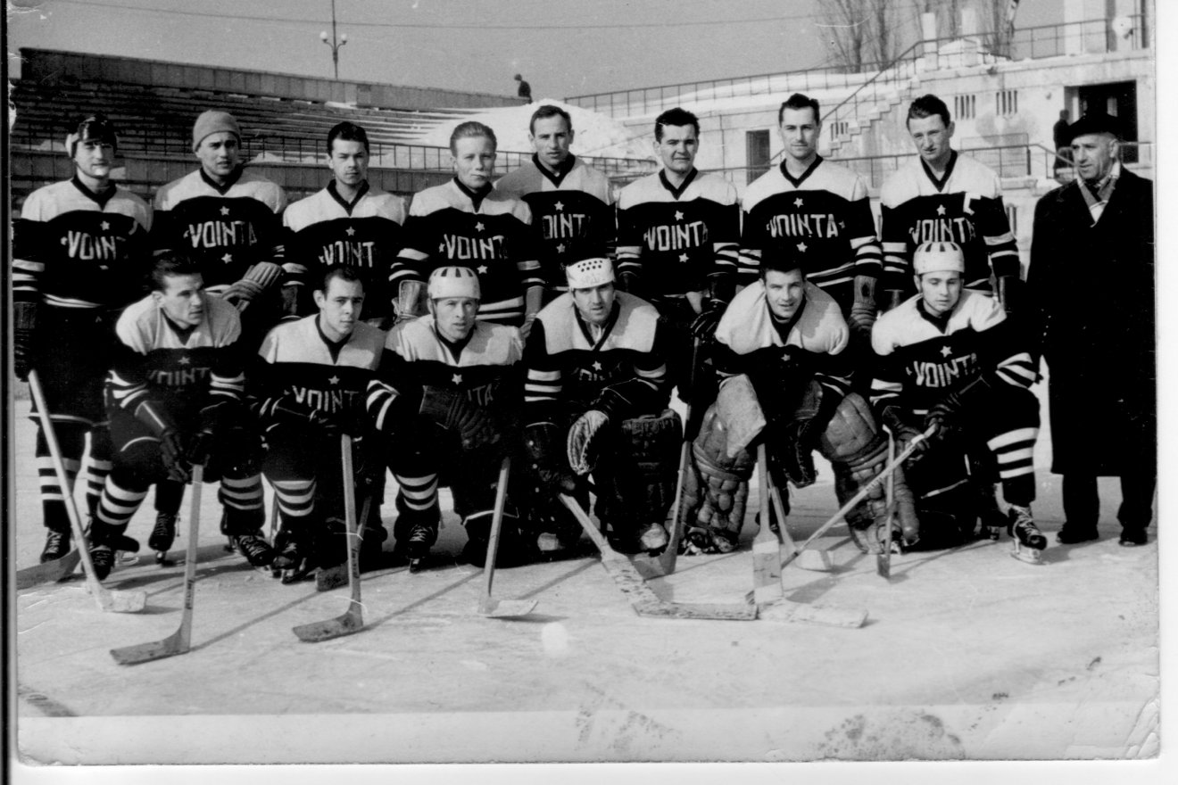A Csíkszeredai Akarat 1963-as bajnokcsapata. Varga Dezső az első sorban balról a harmadik •  Fotó: Dobos László archívúma