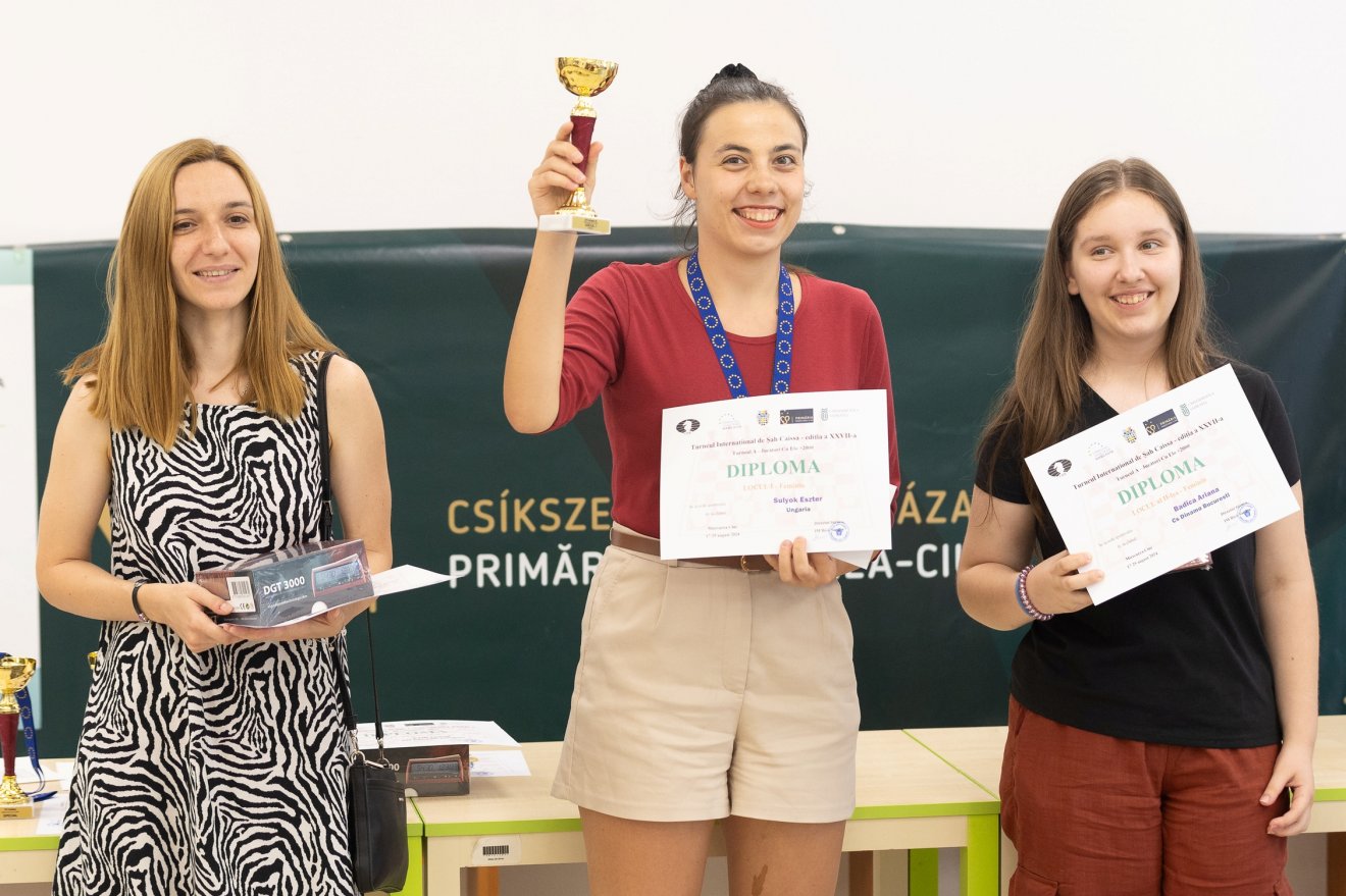 Caissa-A női díjasok, balról jobbra Zubova, Sulyok és Bădică •  Fotó: Biró Zoltán
