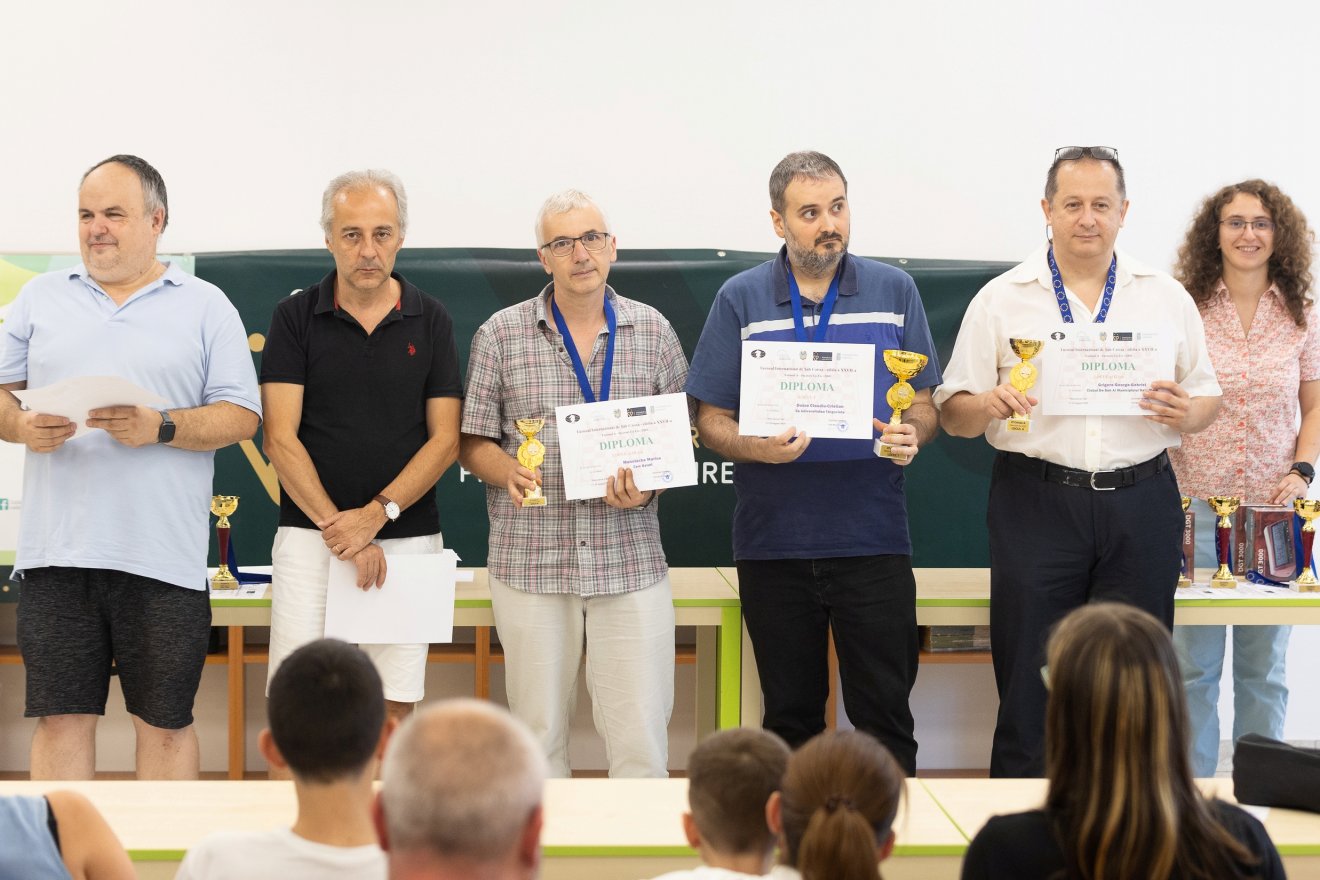 Caissa-A díjazottak, balról jobbra Cosma, Cioară, Manolache, Dobre, Grigore és Didiliuc versenyvezető •  Fotó: Biró Zoltán