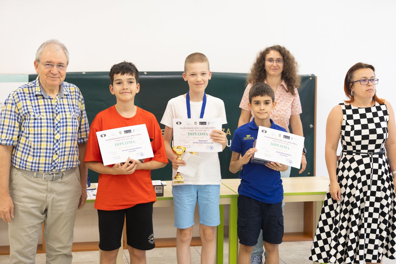 Caissa-B U12 díjak. Balról jobbra Cernencu, Blága Máté, Ionită. A szélen Biró Sándor, Rendi Éva, a háttérben Dariana Didiliuc •  Fotó: Biró Zoltán