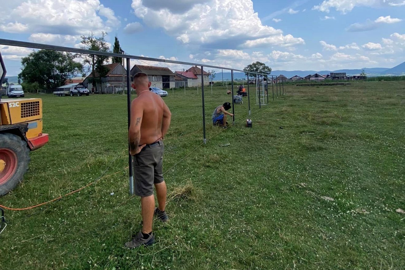Hitelesítés előtt a csatószegi futballpálya. Elkészült a sportlétesítményt övező kerítés •  Fotó: FK Csatószeg