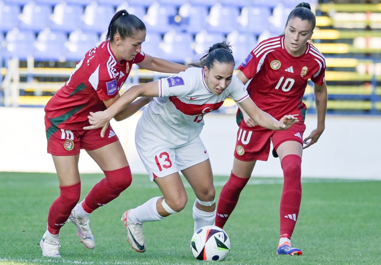 Kovács Laura (balról) és Csiki Anna Júlia (jobbról), valamint a török Birgül Sadikoglu a Magyarország–Törökország mérkőzésen a győri Alcufer Stadionban •  Fotó: MTI/Krizsán Csaba