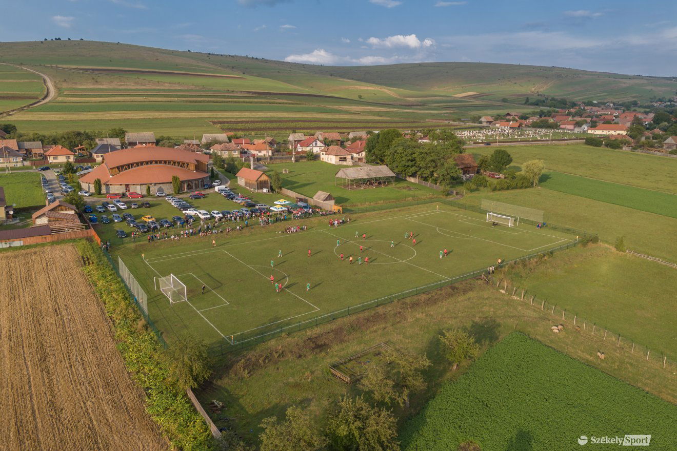 A mindszentléleki sportcsarnok mögötti pálya madártávlatból •  Fotó: Pinti Attila