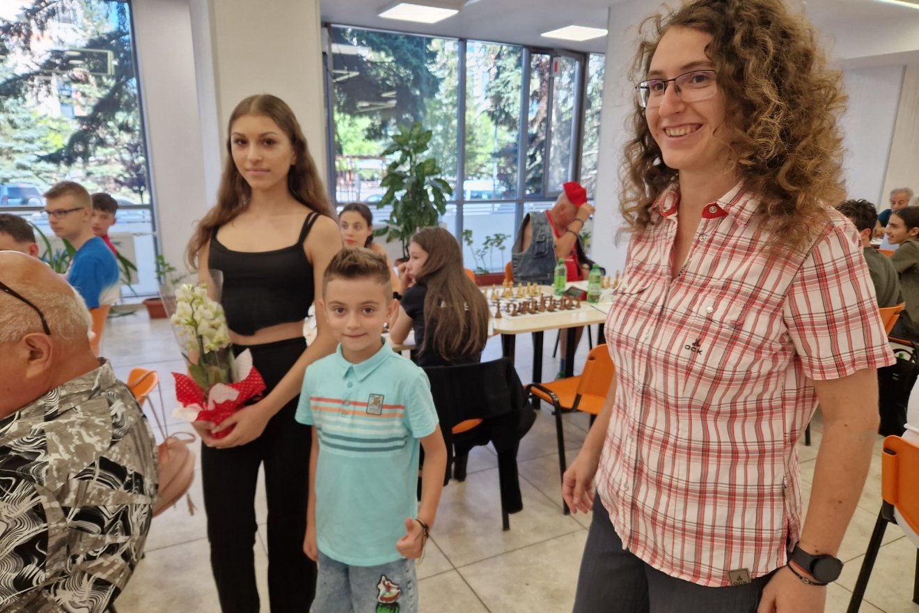 Az augusztus 20-án a 15. születésnapját ünneplő Ioana Denisa Călugăreanut köszönti a gyerekverseny legfiatalabb sakkozója, a 6 éves David Christian Talabă és Dariana Gabriela Didiliuc nemzetközi versenyvezető •  Fotó: Biró Sándor