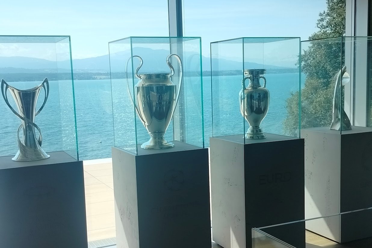 Serlegek az UEFA székházban •  Fotó: Dobos László