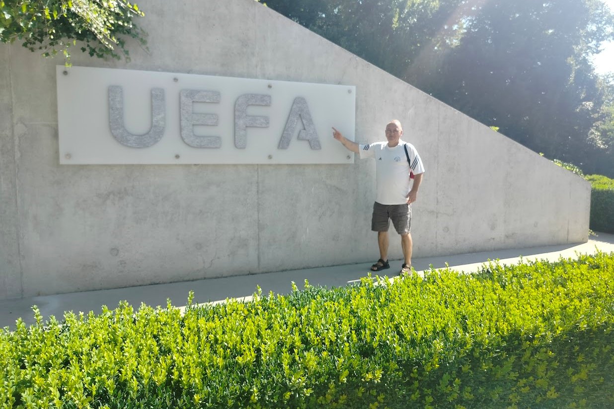 Az UEFA bejáratánál •  Fotó: Dobos László