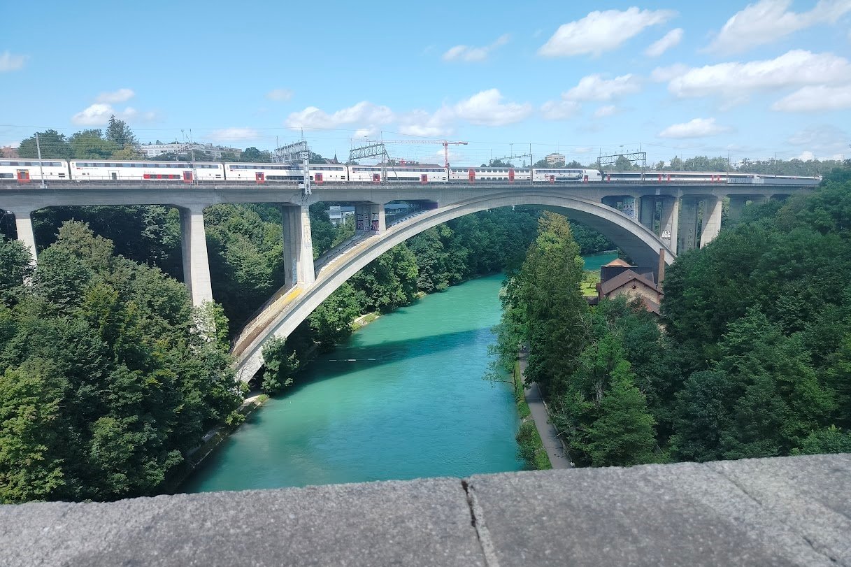 Vasúti híd Bernben, az Aarau folyó felett