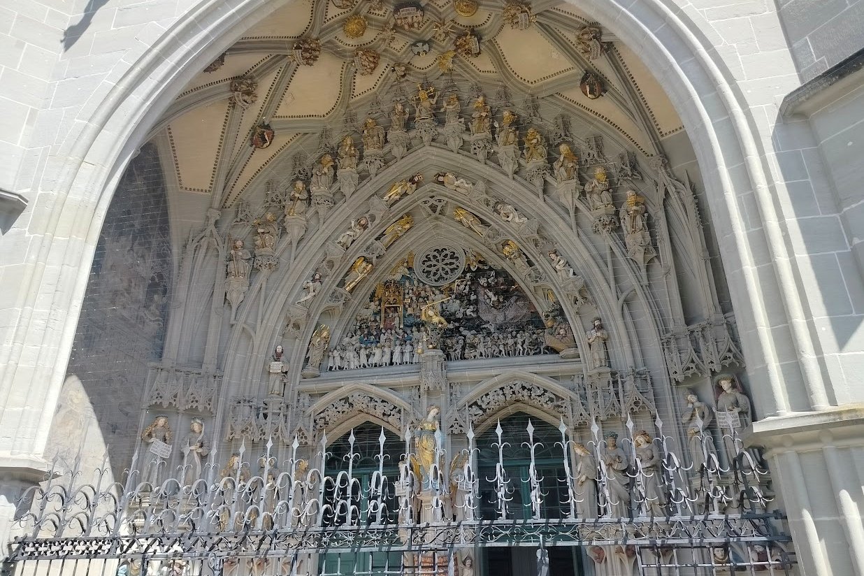A Münster székesegyház bejárati ajtaja felett az Utolsó ítélet freskói