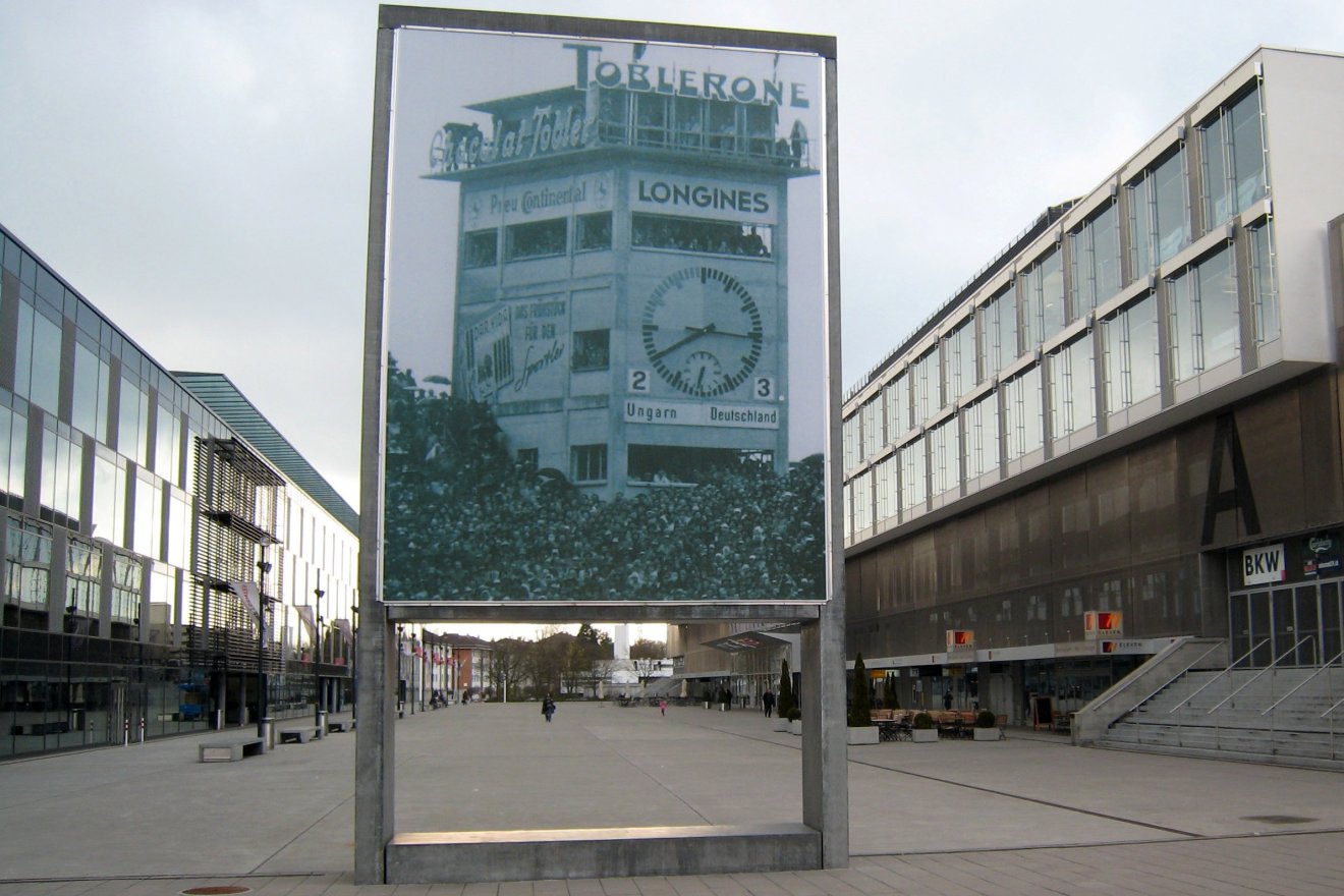 Az 1954-es focivébé-döntő emléke a Wankdorf utódstadionjánál