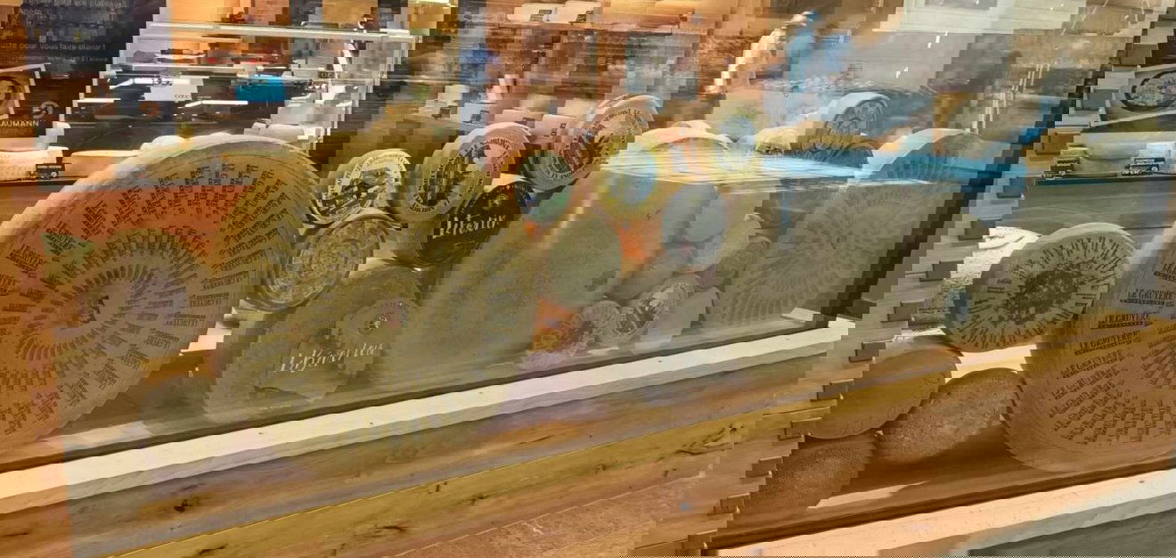 Sajtrészleg az egyik svájci üzletben •  Fotó: Dobos László