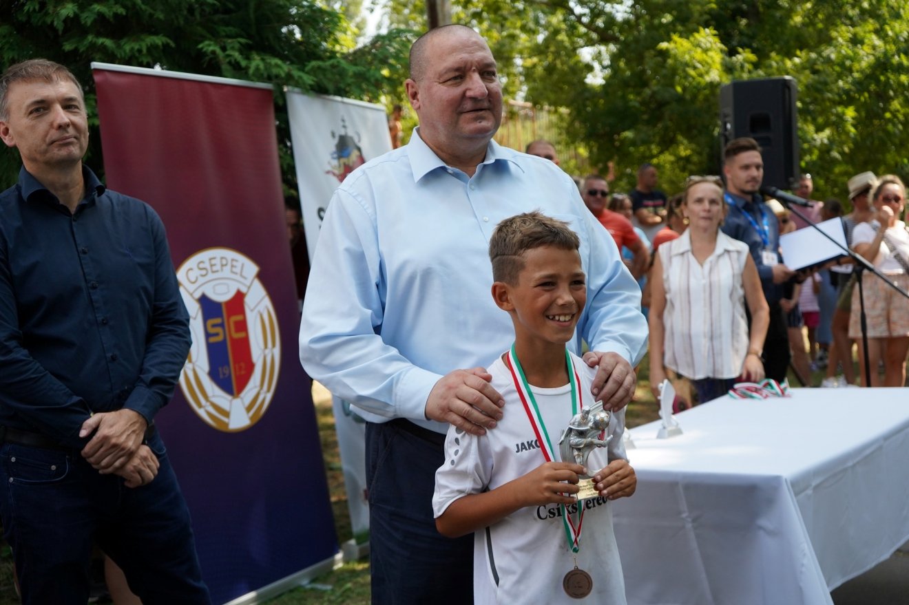 Az U11-esknél a torna legjobb játékosának a csíki Tóth Krisztiánt választották •  Fotó: Facebook/ Közös pályán, egy nyelven