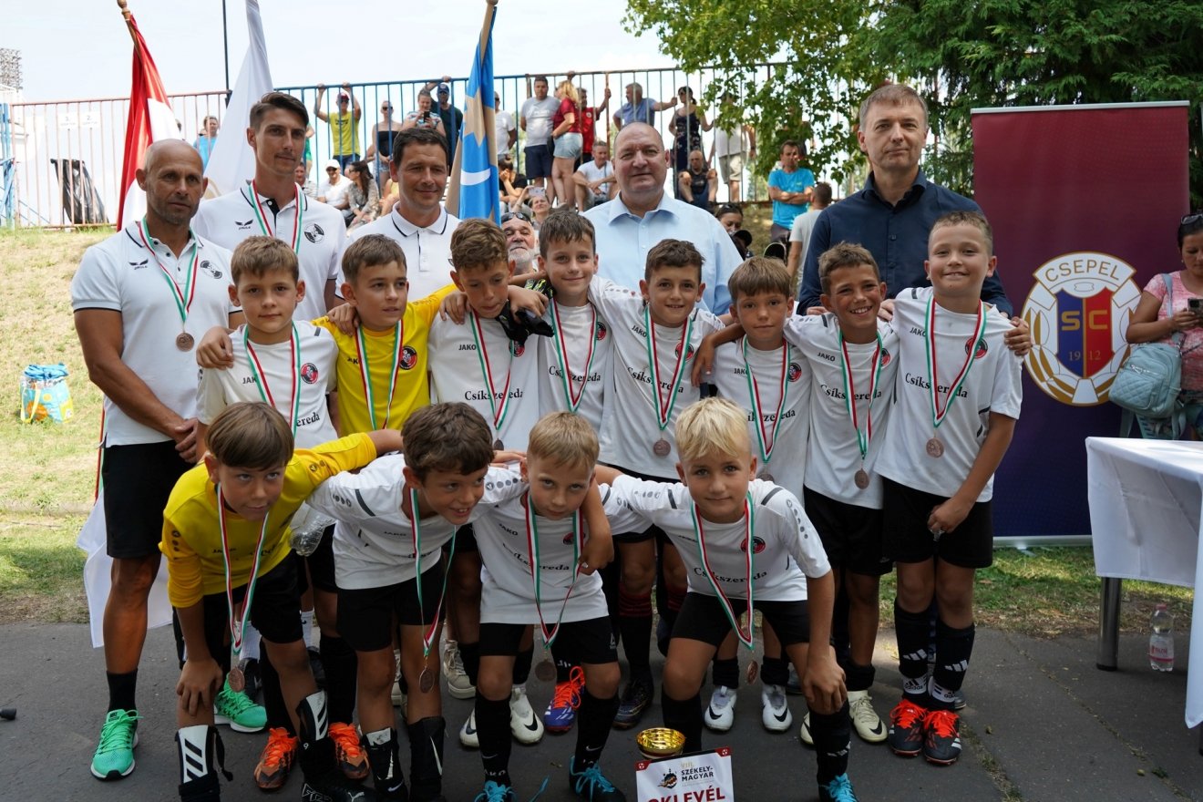 Az U11-esknáél bronzérmes FK Csíkszereda •  Fotó: Facebook/ Közös pályán, egy nyelven